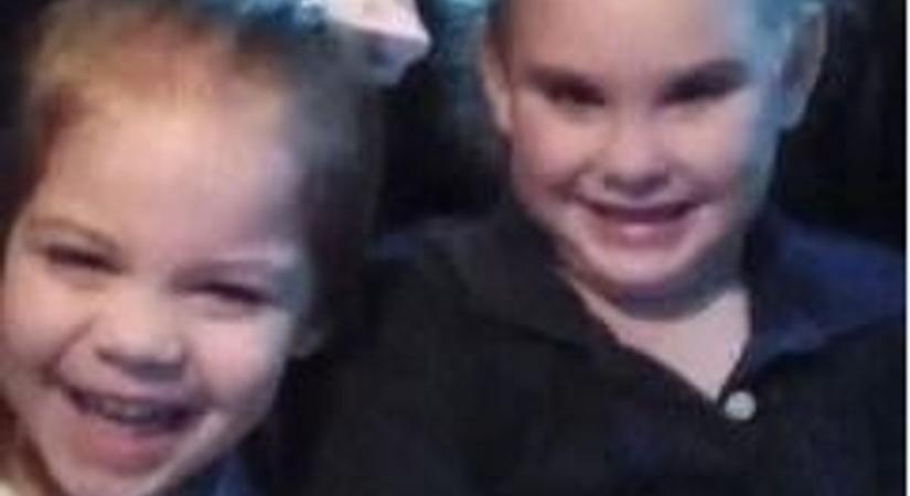 Szívszorító részletek: 4 éves kishúga holtteste mellett találták meg a 6 éves kislányt