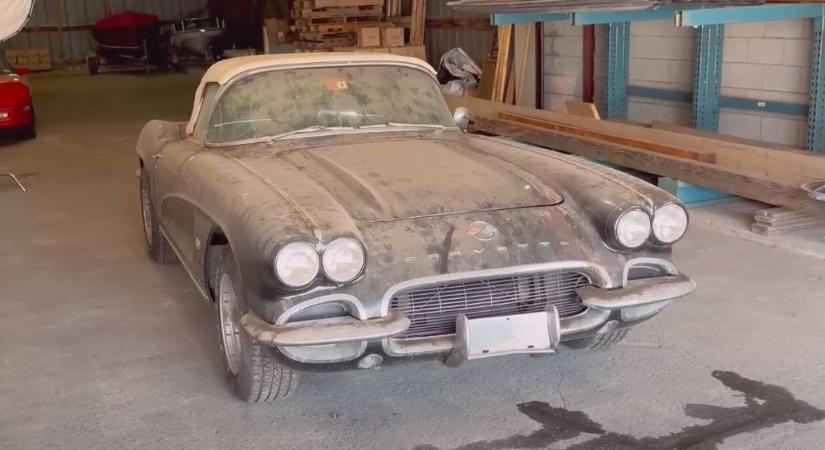 30 évnyi retektől szabadították meg ezt a 62 éves Corvette-et