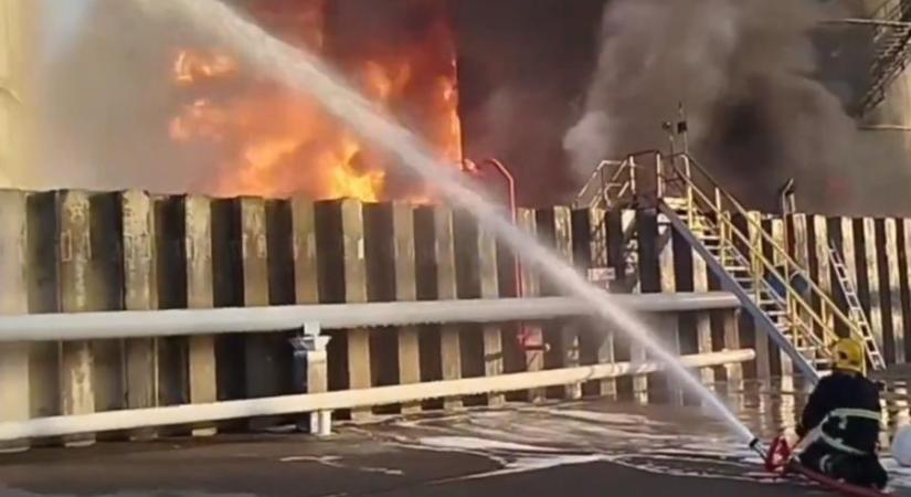 Videón, ahogy hatalmas lángokkal ég egy olajdepó Oroszországban