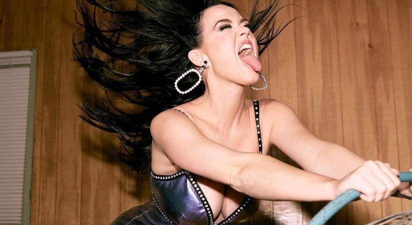 Katy Perry levetkőzött! A kamerába rázza orbitális melleit, még mindig tökéletes teste van - videó