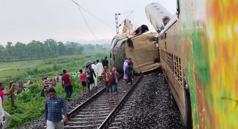 Tizenöten meghaltak, amikor két vonat összeütközött Indiában – Az expresszvonat mozdonya felgyűrte az előtte lévő tehervagont (VIDEÓ)