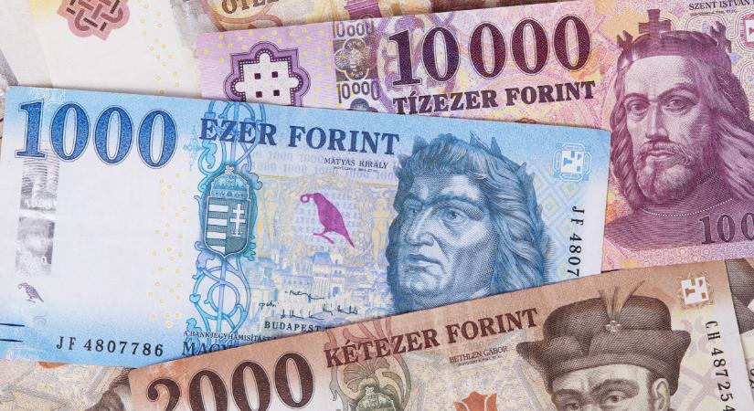 Meggajdolt a forint is a keddi kánikulától: így kezdi a napot a magyar valuta