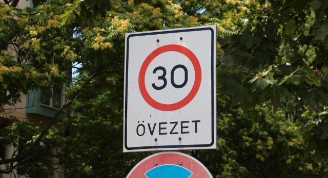 Ebben a városban szinte sehol nem mehetsz 50 km/órával!