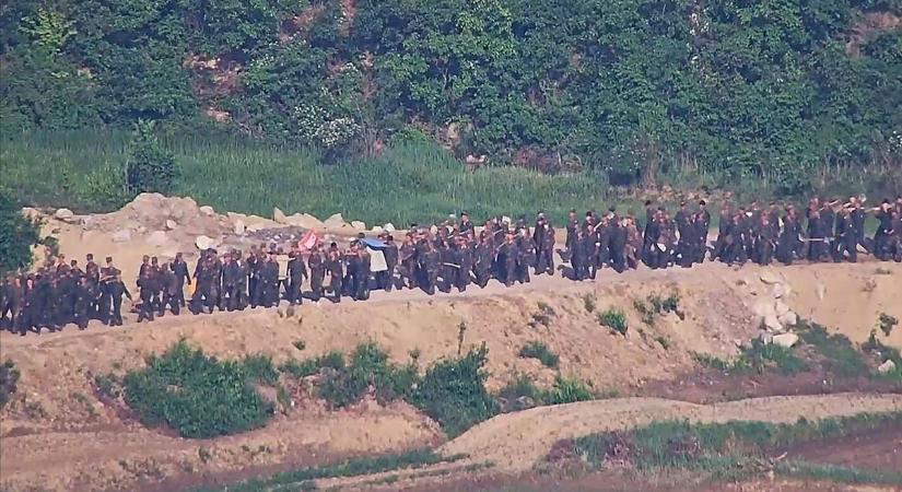 Észak-koreai katonák lépték át a demarkációs vonalat, reagált Szöul