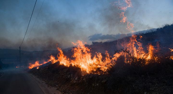 Hat egységnyi tűzoltó is reggelig küzdött a lángokkal Algyőn – hétvégi katasztrófavédelmi összefoglaló