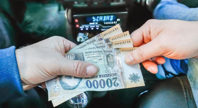 Internetes társkereső segítségével zsarolt ki pénzt férfiaktól egy nő, Debrecenben kell felelnie tetteiért