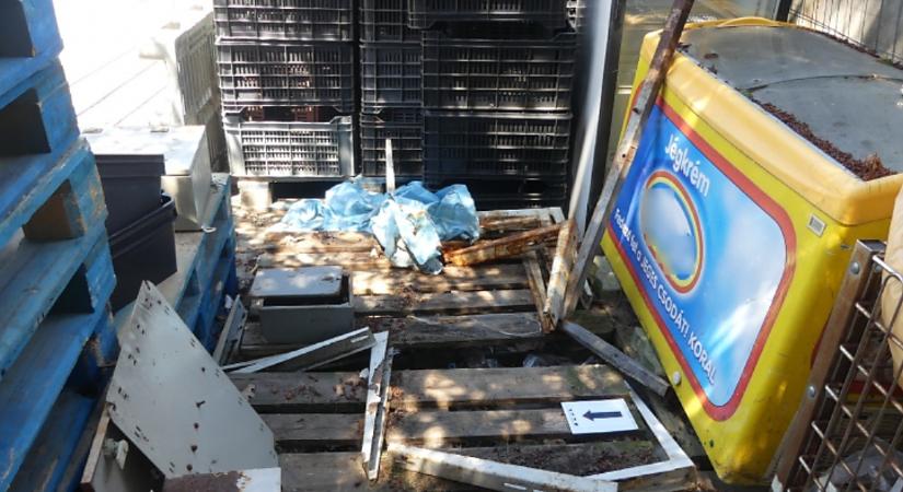 Hűtőkompresszorokat lopott el egy négyfős brigád egy debreceni élelmiszerbolt udvaráról