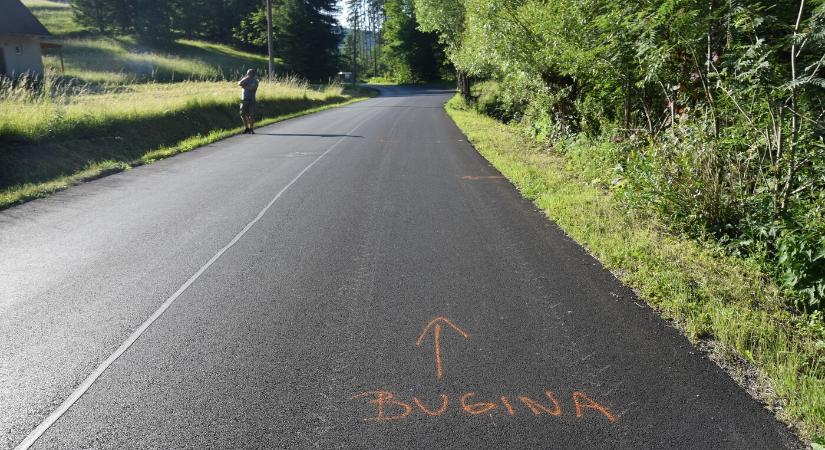 HORROR: Kinyílt a jármű ajtaja a kanyarban, az útra zuhant egy 12 éves fiú