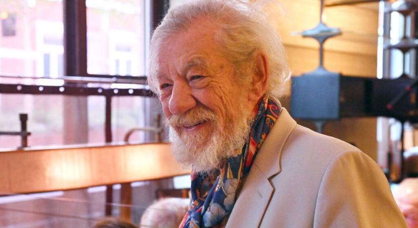 Ian McKellen leesett a színpadról, kórházba kellett szállítani