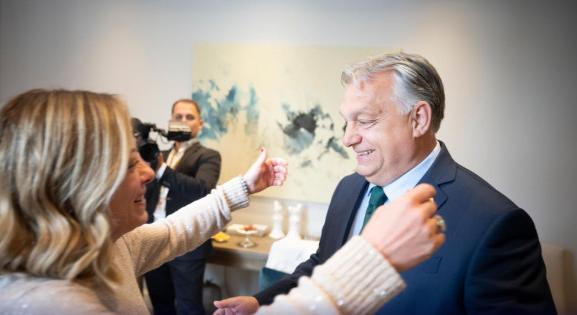 Orbán Viktor karjába lökhették Brüsszelben Giorgia Melonit - mégiscsak összejöhet a jobbos szuperpárt