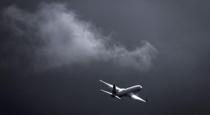 Kigyulladt egy Boeing hajtóműve a levegőben – videó