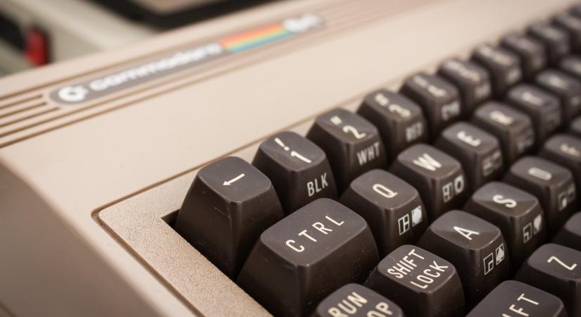 Eredeti, negyvenéves Macintosh számítógépet mutat be a Múzeumok Éjszakáján a Neumann Társaság