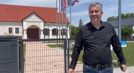 276 millióval támogatta az Orbán-kormány azt a szlovéniai fejlesztő központot, amely Hadházy Ákos szerint üresen áll egy falu szélén