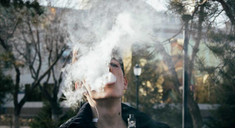 Betiltják az e-cigi és egyéb alternatív dohánytermékek reklámozását