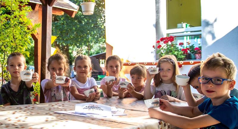 Iskolacsészét kapnak a suliba készülődő kaposvári gyerekek
