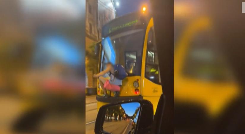 Életveszélyes tujázás: videóra vették, ahogy a hatos villamos ütközőjén utazott egy férfi Budapesten