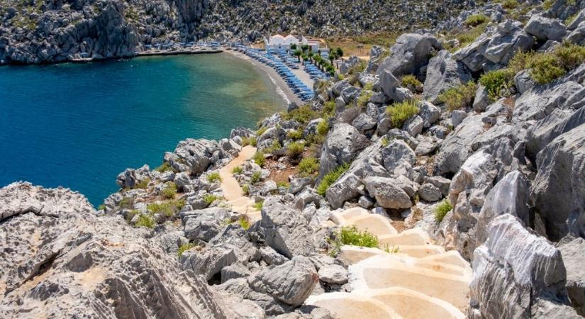 Sorra halnak a turisták a görög szigeteken