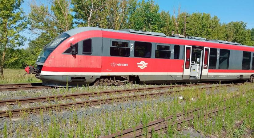 Kisiklott egy vonat a Lengyeltóti vasútállomáson, hatalmas késésekre kell szállítani
