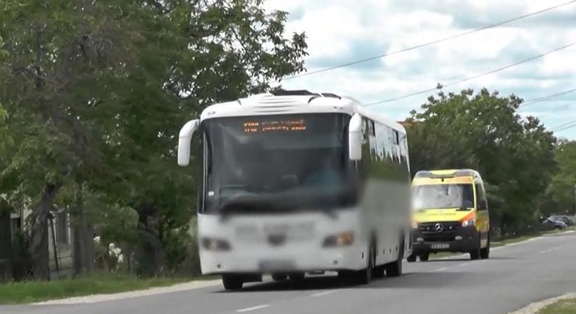 Csillagfejű csavarhúzóval döfte combon a buszsofőrt egy rettegett utas videó