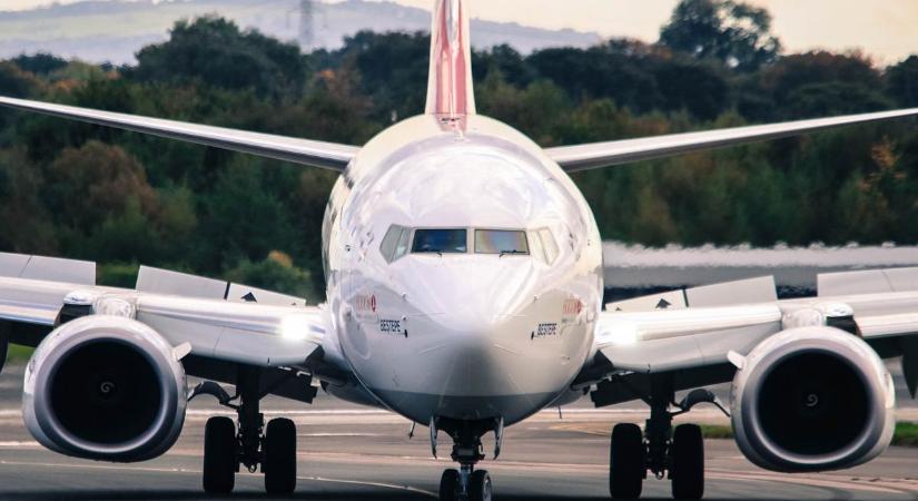 Felszállás után kigyulladt egy Boeing repülőgép hajtóműve: madár okozhatta a balesetet - videó