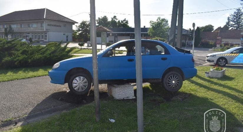 Egy virágágyásra akasztotta fel az autóját egy ittas sofőr Akasztón