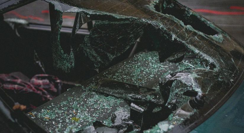 Durva baleset a népszerű balatoni kirándulóhelyen: aknába zuhant egy autó