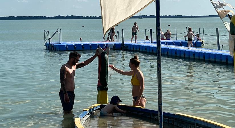 Perzselő napsütés és hűsítő víz fogadta a strandolókat a vonyarcvashegyi strandon