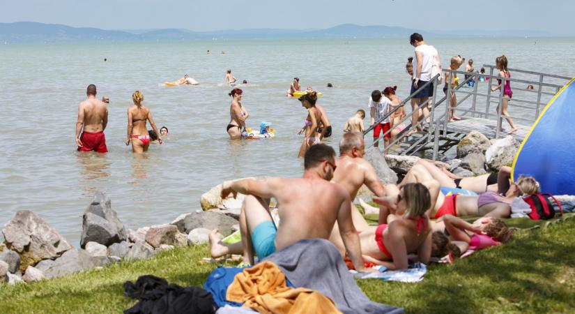 Berobbant a strandszezon: elő a gumimatraccal, van ahol már 25 fokos a Balaton!