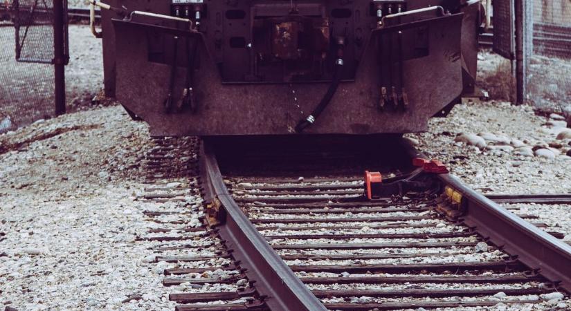 Az átkelést akarhatta rövidíteni a fiatal férfi, akit halálra gázolt a vonat Dunakeszin
