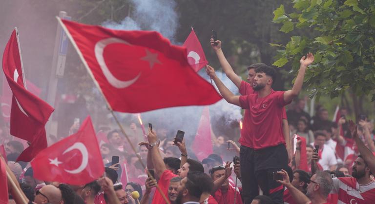 Összeverekedtek a török és grúz szurkolók, miközben szakad az eső Dortmundban