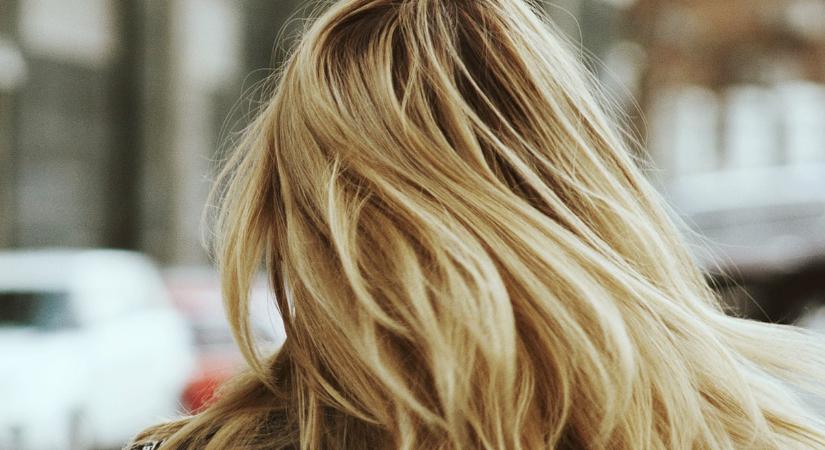 Felfrissítik a frizurát, segítenek napokkal kitolni a hajmosást: 5 kedvelt száraz sampon