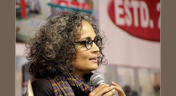 Tényleg börtönbe zárhatnak egy indiai írót politikai kijelentése miatt?
