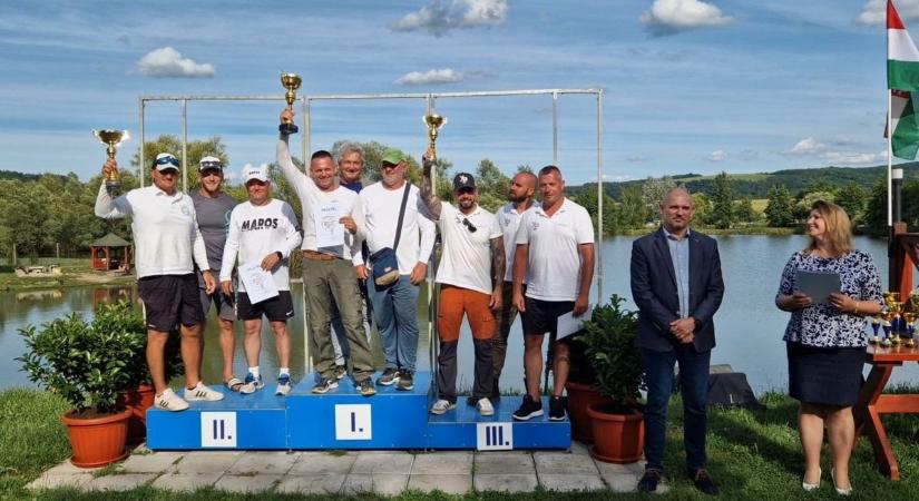 Horgászverseny: bűnözők helyett méretes halak akadtak az egyenruhások horgaira Maconkán