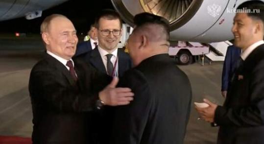 Nagy mosollyal és egy annál is nagyobb öleléssel fogadta Kim Dzsongun az Észak-Koreába repülő Vlagyimir Putyint