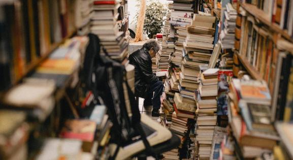 Halmokban állnak az olvasatlan könyveid? Japánul van erre szó