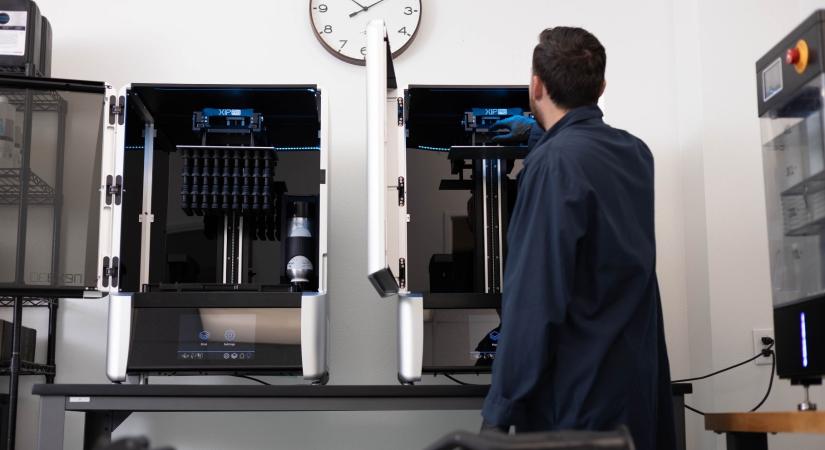 A fröccsöntés forradalma: optimalizált megoldás a világ leggyorsabb műgyantás 3D nyomtatójától