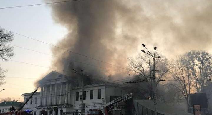 Kilenc órán át oltották a tüzet egy történelmi épületben Poltavában