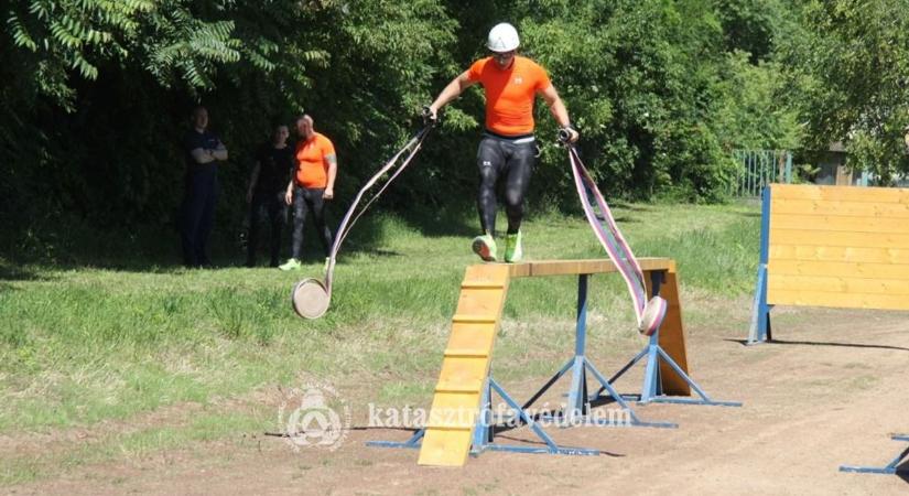 Akadálypálya, váltófutás, kismotorfecskendő-szerelés