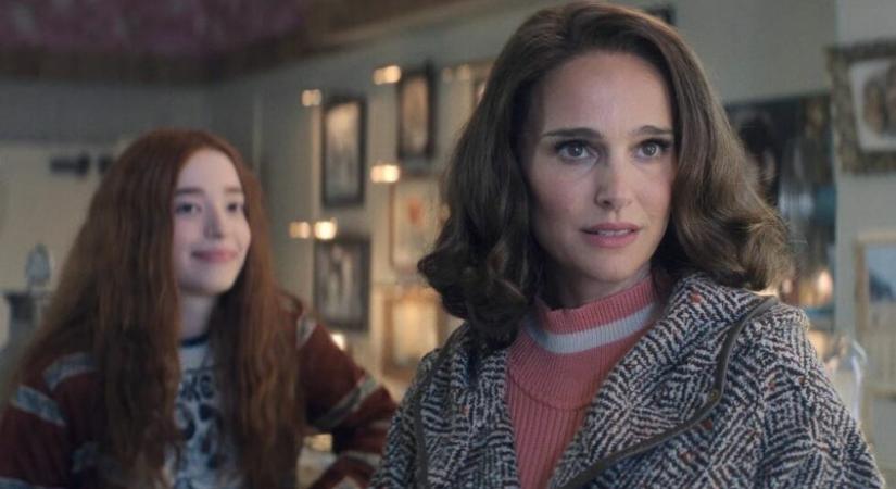 Natalie Portman megszállott nyomozásba kezd a sikerregény sorozatváltozatában – trailer