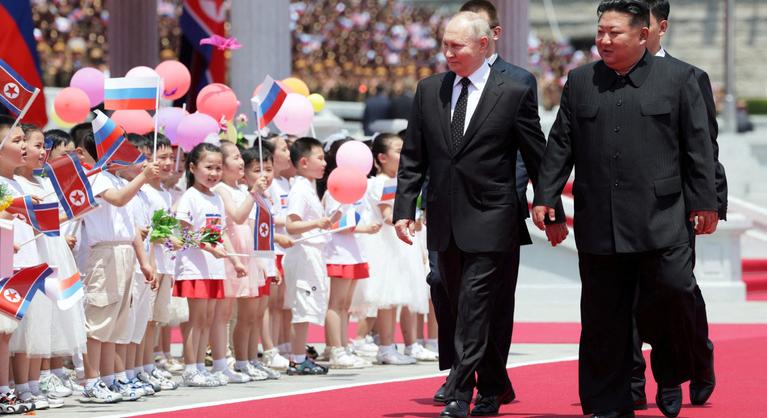 Így cselezi ki a Nyugatot a két rosszfiú, Putyin és Kim Dzsongun