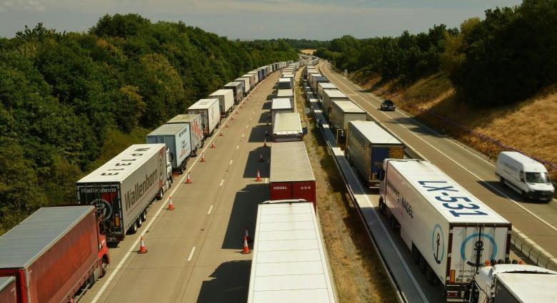 Kamionstop szerdán több megyében a hőség miatt