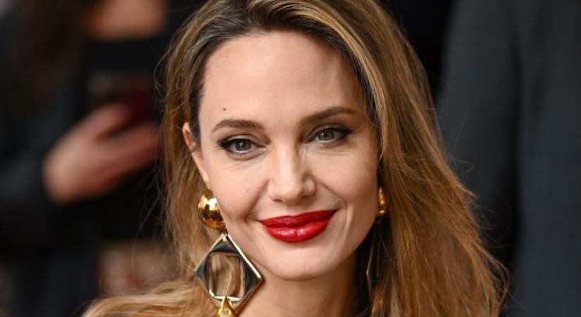 Angelina Jolie nyilvánosan üzent Brad Pittnek: új tetoválása különleges jelentéssel bír