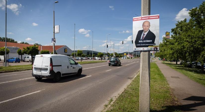 A Kertész úton és az északi városrészben is akad még plakát