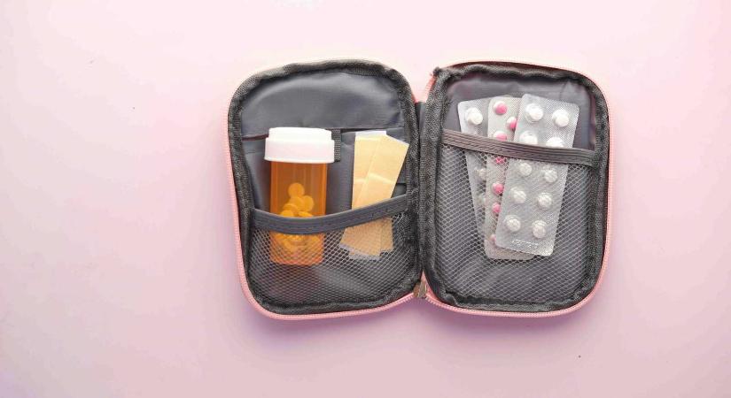 Mi legyen a gyógyszeres táskában nyaraláskor? – Vigyázat: bizonyos hatóanyagok tiltottak egyes országokban!