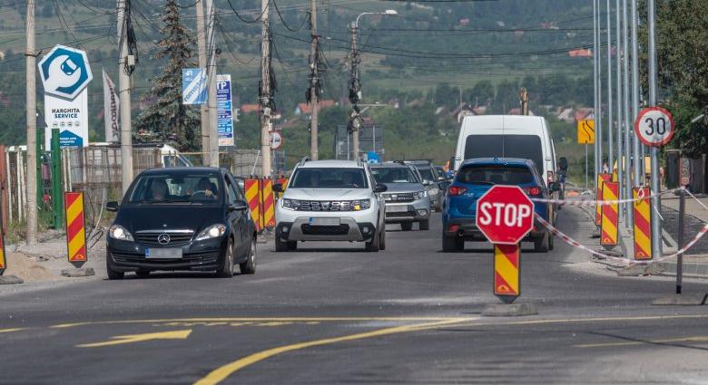 Kilométeres kocsisort okozott Csíkszeredában a gyorsan váltó zöld lámpa