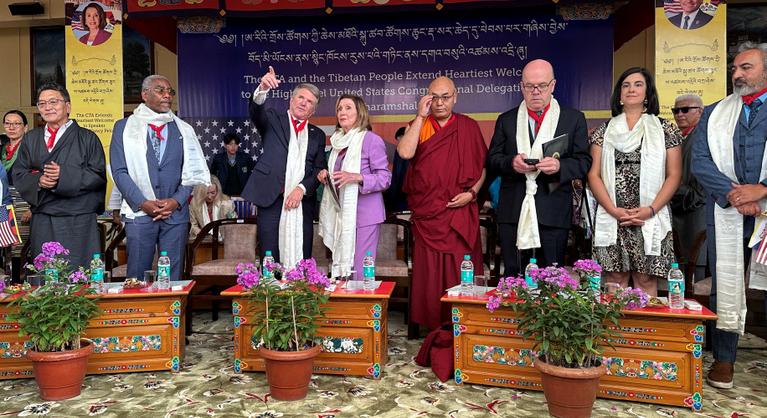 Amerikai politikusokkal találkozott a dalai láma, Kína határozott lépéseket ígért