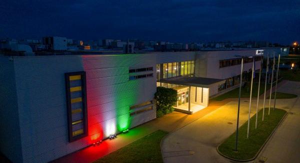 Nemzeti színű kivilágítással szurkolnak a Bridgestone gyár kollégái a magyar válogatottnak