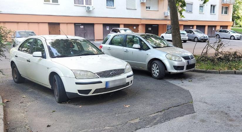 Oké, hogy van másik kijárat, de… – most a Jerikó utcáról jött megdöbbentő parkolós fotó