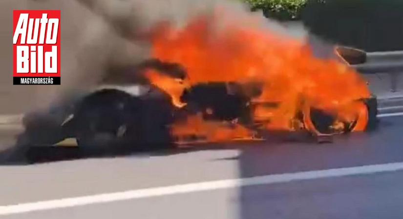 Egyszer csak kigyulladt és szénné égett a limitált kiadású luxusautó: pillanatok alatt vált hamuvá az 1,2 milliárdot érő Koenigsegg – videó