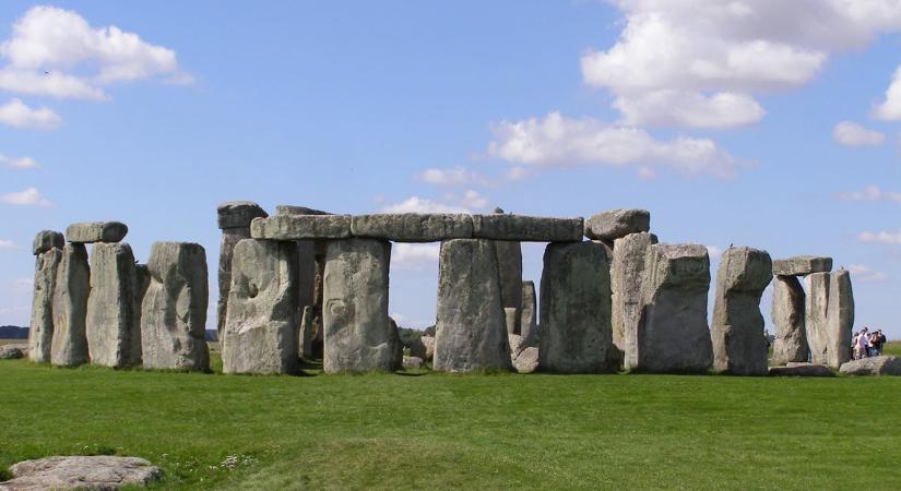 Narancssárga porral szórta be Stonehenge szikláit két környezetvédelmi aktivista